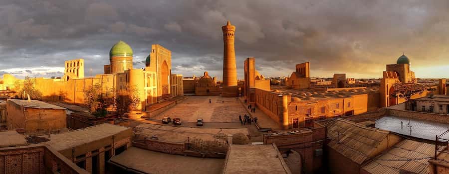 A Group Walking Tour Of Old Town - Your guide makes the difference: Hamza, Aziza, and patient Q and A