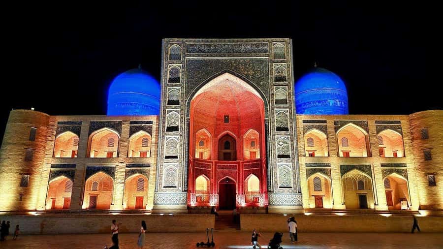 A Group Walking Tour Of Old Town - Walking comfort, packing list, and respect at mosques