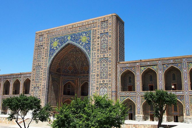 Private Guided Tour Samarkand city history and culture - Bibi Khanym Mosque: huge scale near the older bazaar area