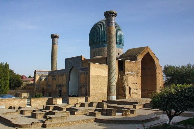 Samarkand Walking Tour - Bibi Khanym Mosque: big scale, serious symbolism